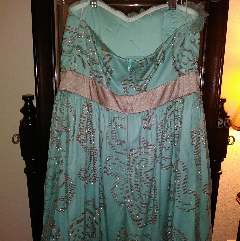 Dress - Picture 3 of 6